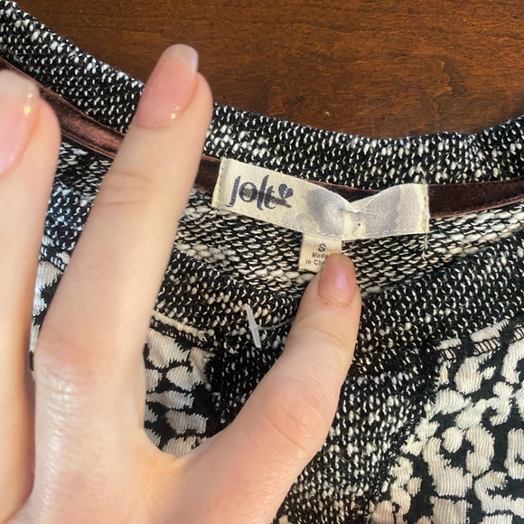 Cheetah print top with zipper accents - Picture 3 of 4